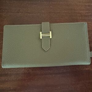 H leather  wallet